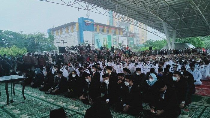 6.032 Ketua RT/RW Makassar dilantik di Lapangan Karebosi, Baju Putih dan Rompi Marun jadi saksi